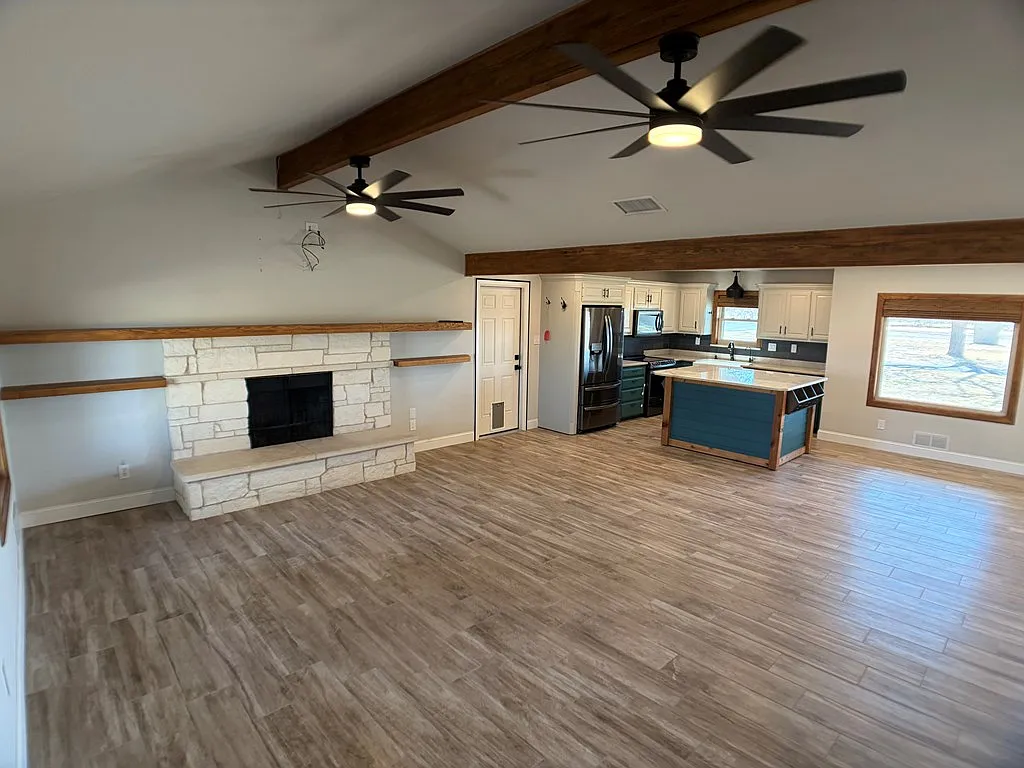 3 bed, 2.0 bath, 1912 sqft, $2,900 — Photo 2