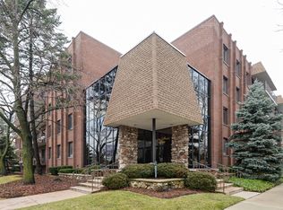 5200 Oakton St APT 105, Skokie, IL 60077