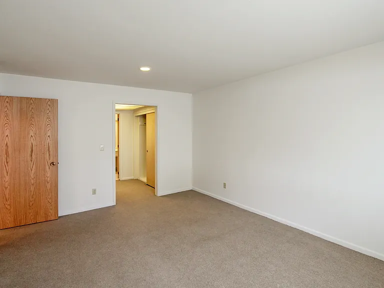 Heritage Apartments — Photo 20
