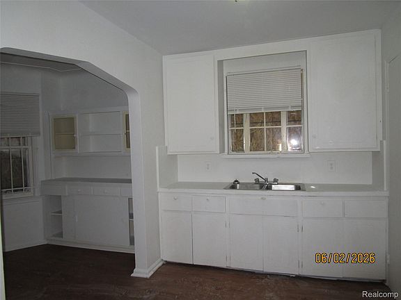 4th image of 19393 Rowe St