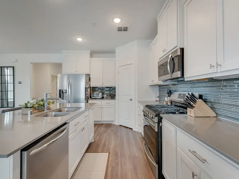 442 Matthew Dr — Photo 11