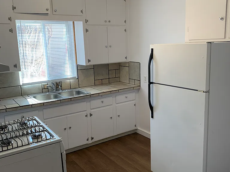 Spectacular 1 Bedroom Casita Near UNM - in Gorgeous, Private Compound — Photo 32