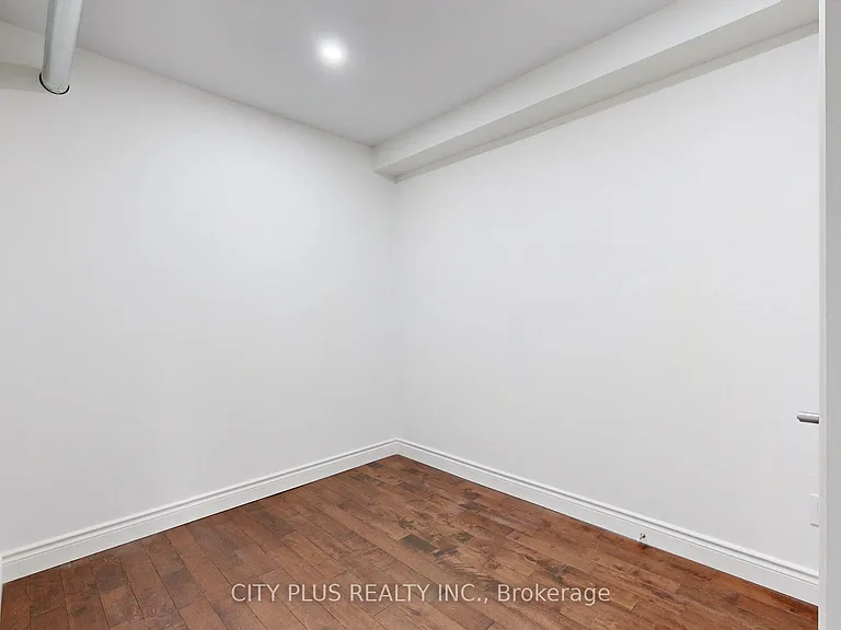 704 Bloor St W — Photo 23