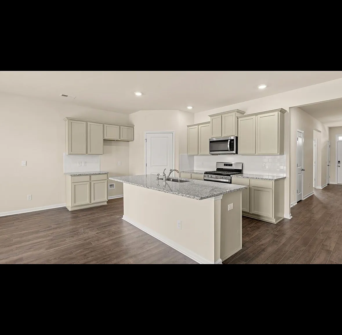 4 bed, 1776 sqft, $1,975 — Photo 2