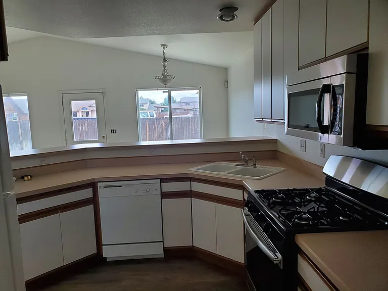 562 NE Negus Loop — Photo 6