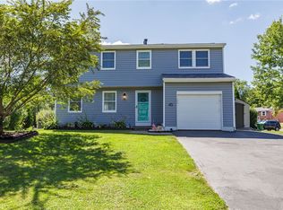 45 Coachlight Cir, Farmington, NY 14425