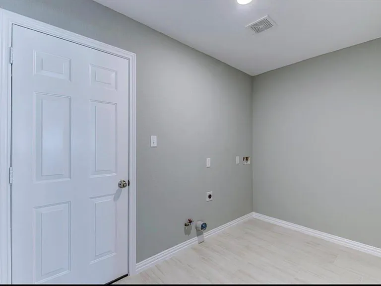 5824 Glen Lee Dr — Photo 13