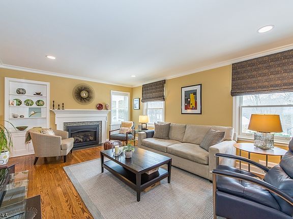4th image of 25 Birchwood Ln