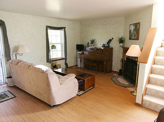 4th image of 1410 Charleston Ct