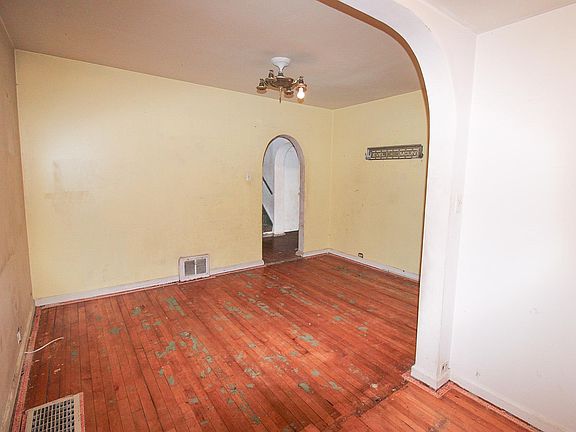 3rd image of 819 1st Ave NW