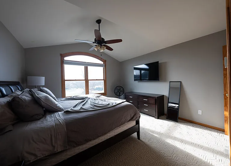 King Bedroom (Lower level) Pic# 2