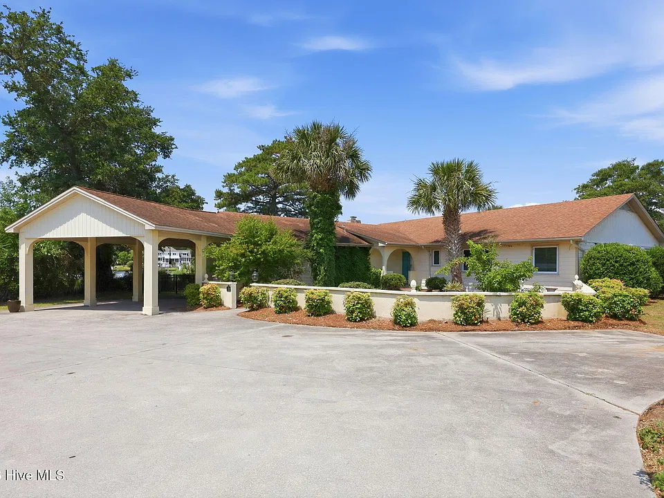 220 Club Point Dr