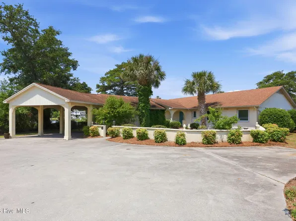220 Club Point Dr, Cape Carteret, NC 28584