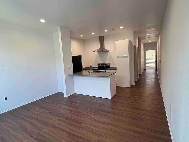 117 N Main Ave #5 — Photo 3