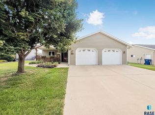 908 Oakridge Rd, Dell Rapids, SD 57022