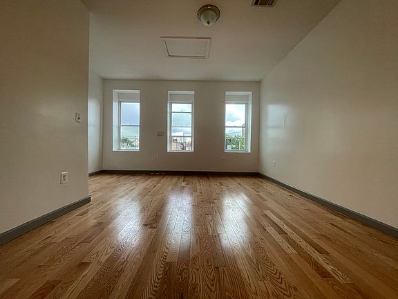 2nd image of 281 Forrest St #3E