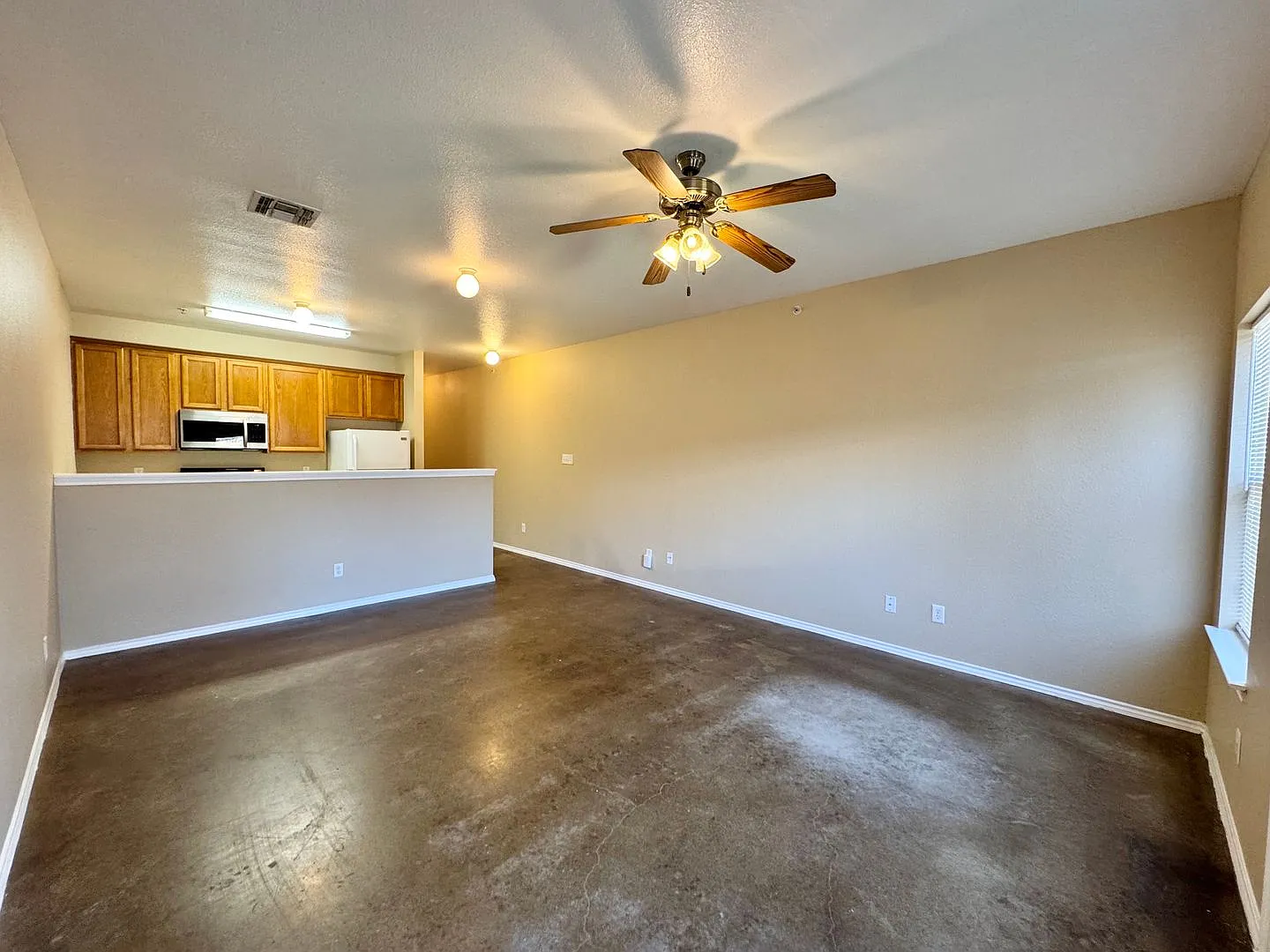 Conveniently located 3 bedroom townhome! — Photo 2
