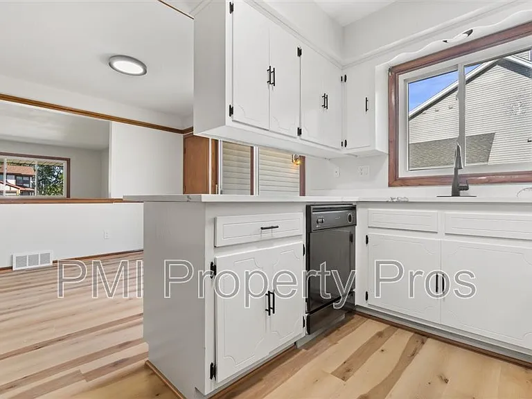 8150 S 88th St — Photo 12