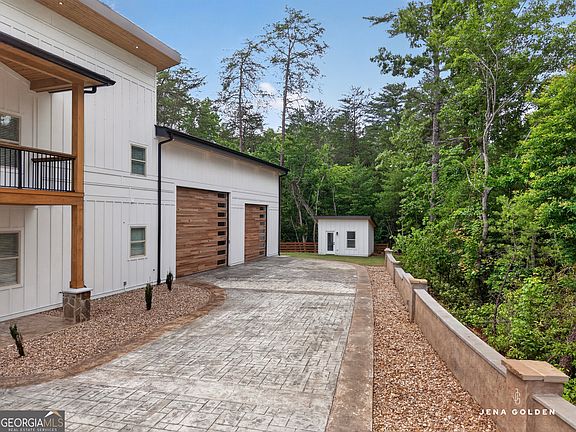 4th image of 300 Mountain Ridge Dr
