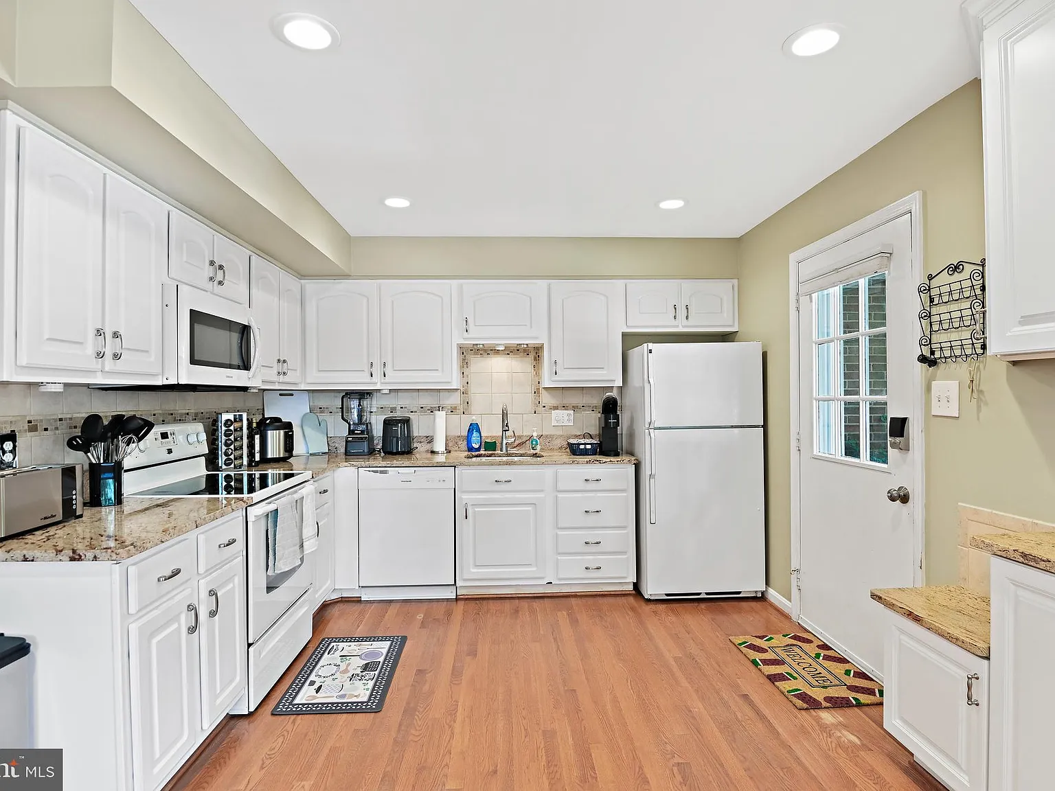 4 bed, 3.5 bath, 1628 sqft, $3,595 — Photo 3
