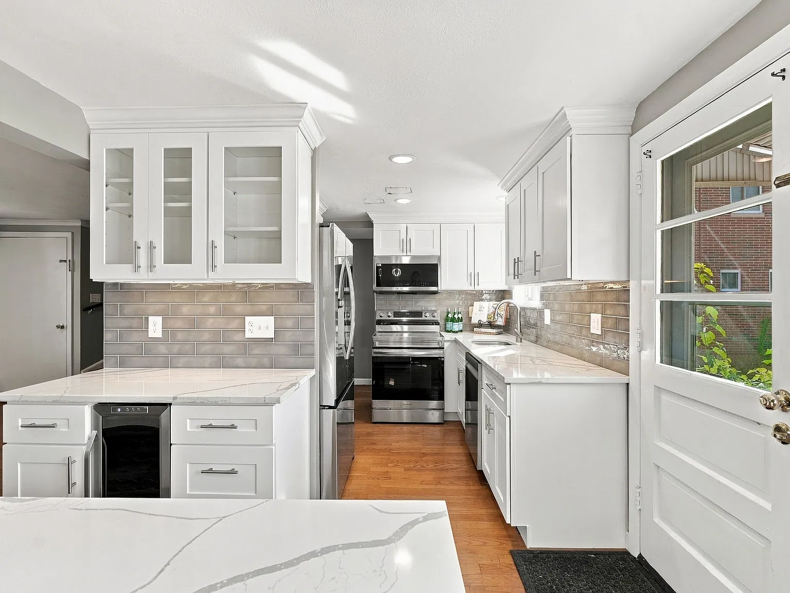 2 bed, 1034 sqft, $2,700 — Photo 2