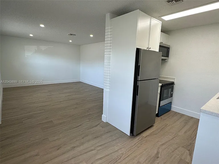 899 NE 15th St #3 — Photo 5