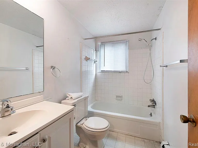 525 E Woodland St — Photo 5