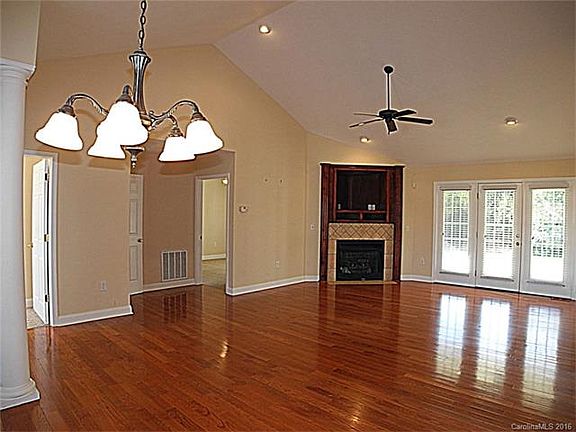 3rd image of 983 Huntington Hills Dr