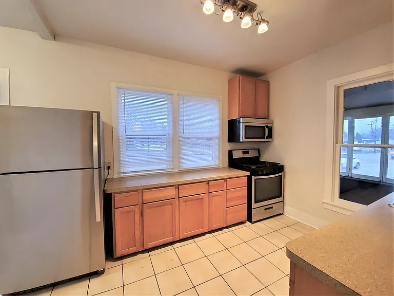102 E Washington St — Photo 4