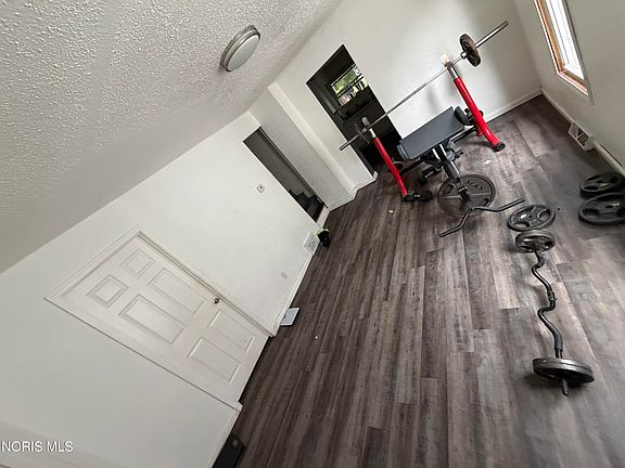 4th image of 1050 Harding Dr