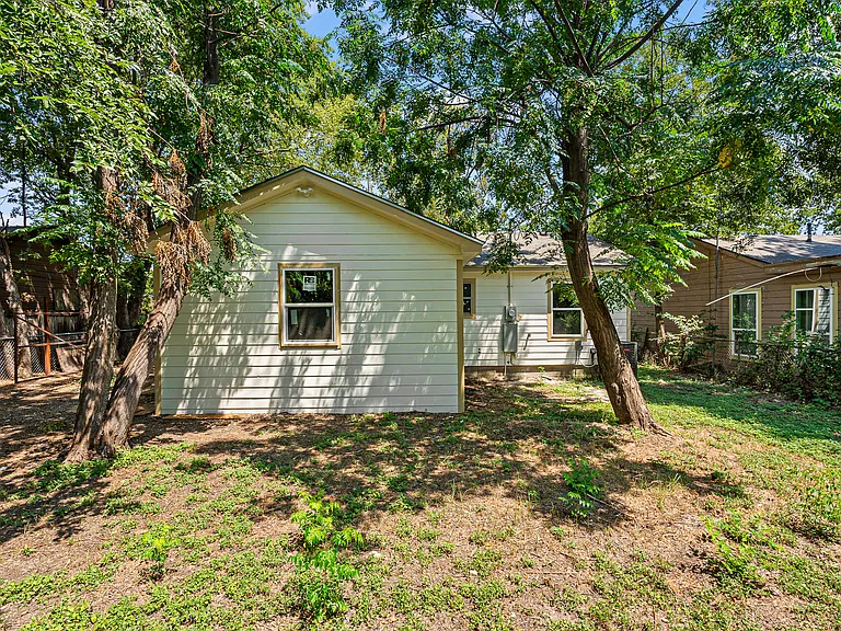 906 Attas Ave — Photo 9