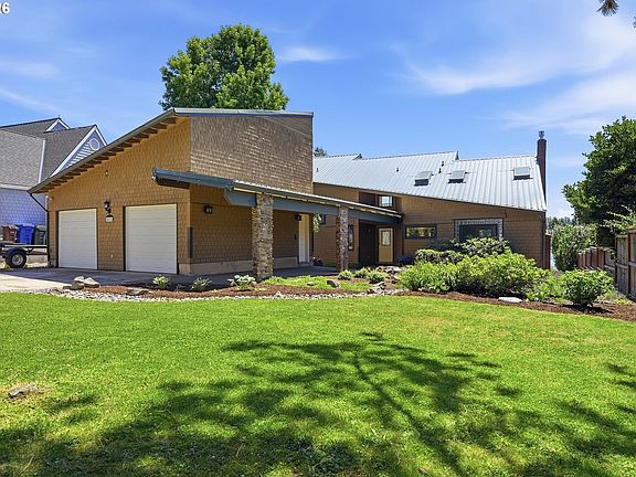 4th image of 20122 NE Interlachen Ln