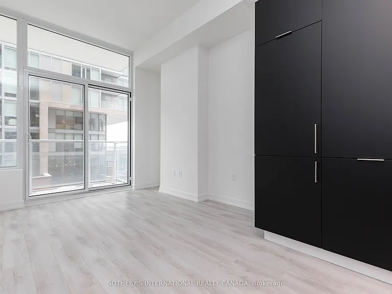 33 Helendale Ave #403 — Photo 7