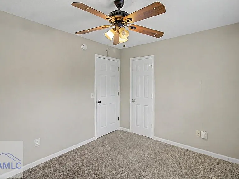 401 E Banks St — Photo 16