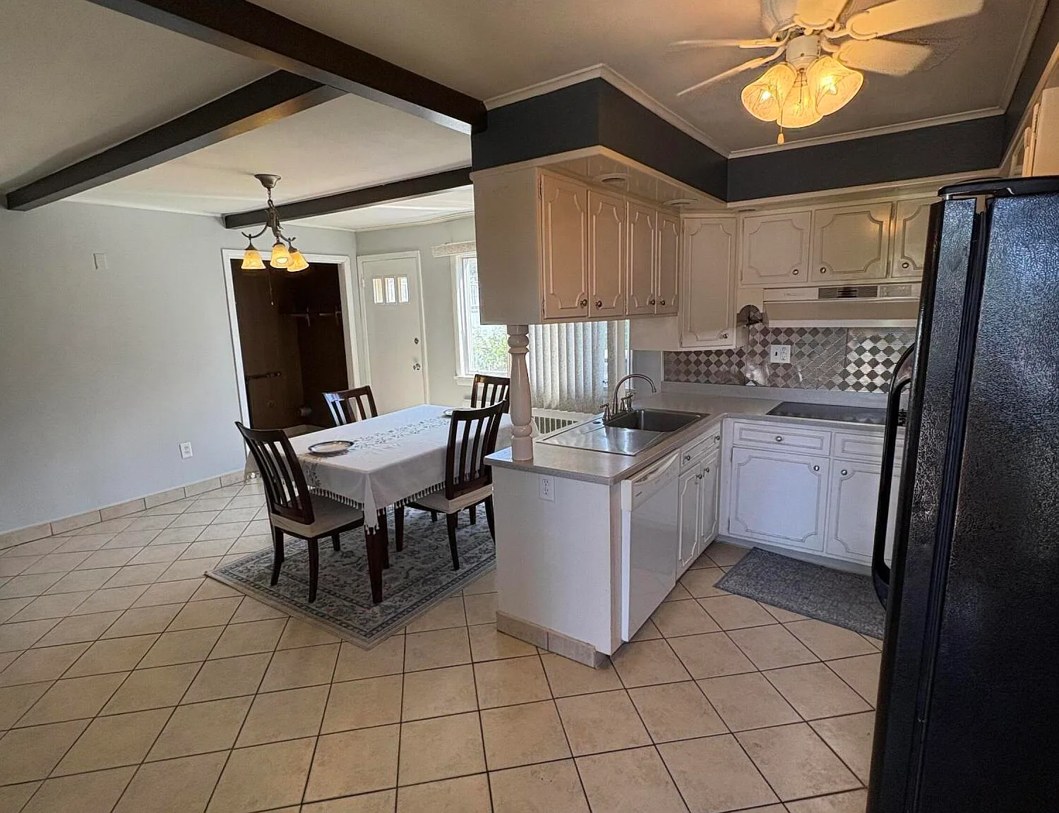 3 bed, 2.0 bath, 1300 sqft, $1,400 — Photo 2