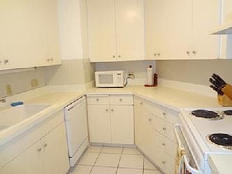 SEPARATE KITCHEN CERAMIC FLOORS