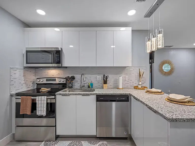4313 W Woodlawn Ave — Photo 7
