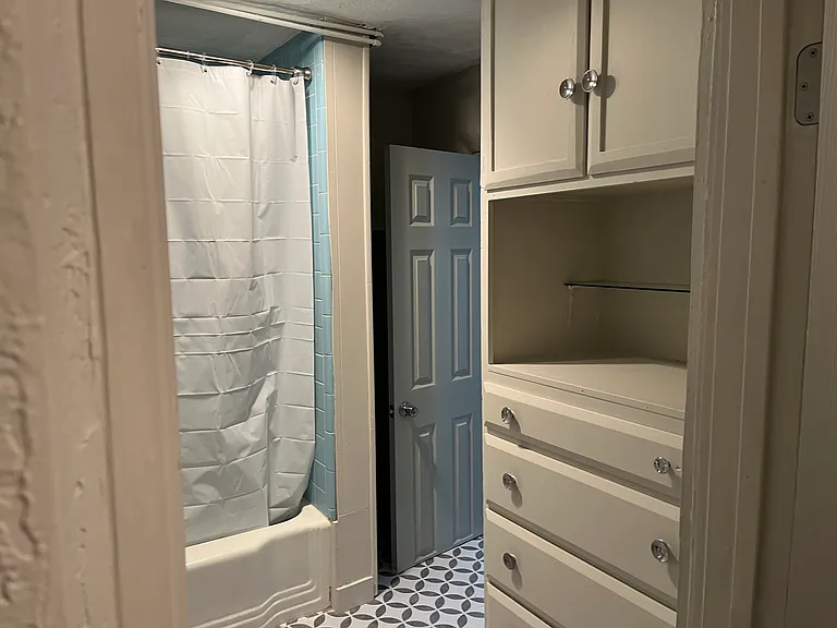 2 story 2 Bed / 2 Bath Charming Dowtown Cottage - Just-Renovated — Photo 21