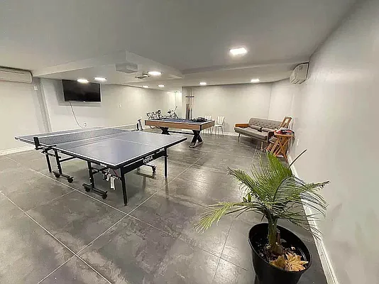 Rented by Tapiro Realty | media 23