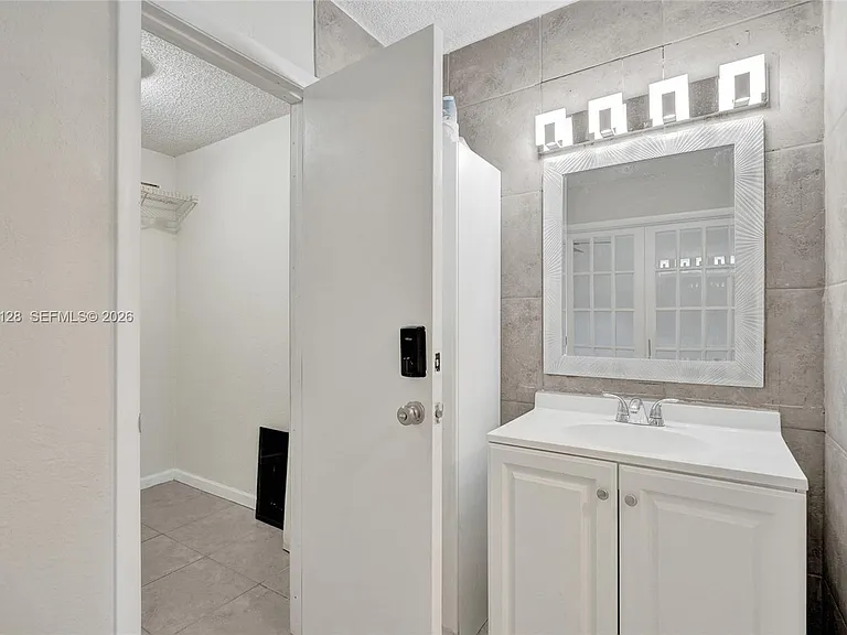 4220 NW 21st St #206 — Photo 8