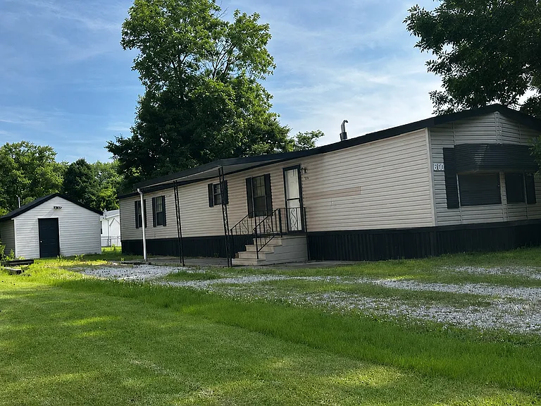 1816 Crestview Dr — Photo 1