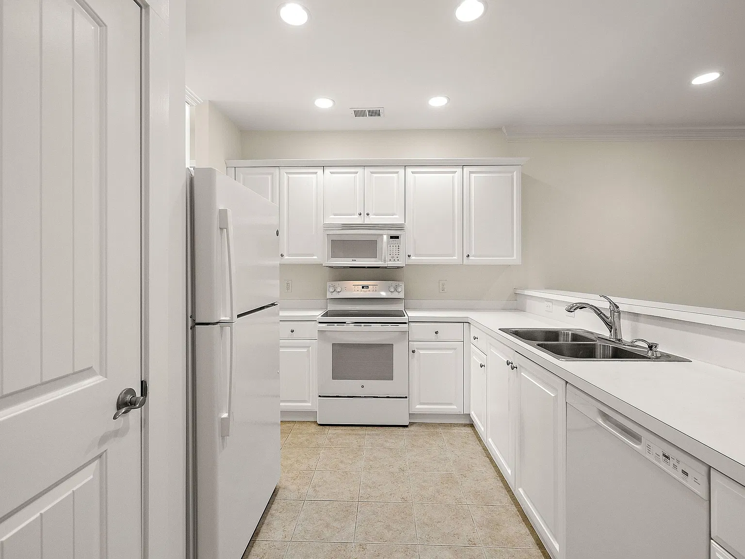 2 bed, 2.5 bath, 1600 sqft, $2,695 — Photo 3