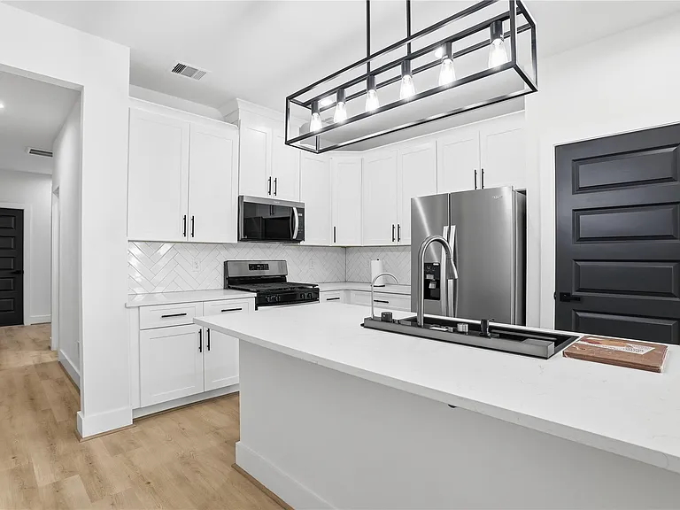 712 Delano St #A — Photo 6