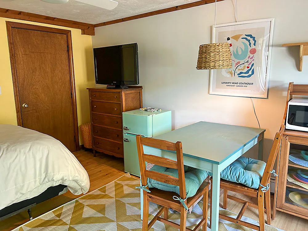 Studio, 250 sqft, $1,300 — Photo 2