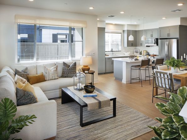 400 Stanford Xing #102