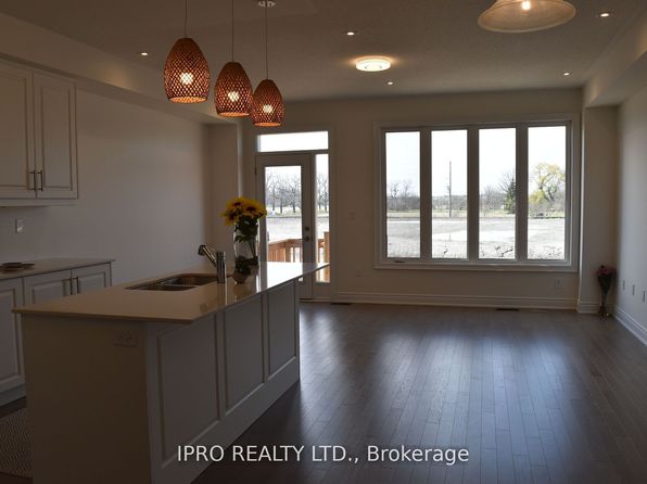 102 Bermondsey Way, Brampton, ON L6Y 6K4