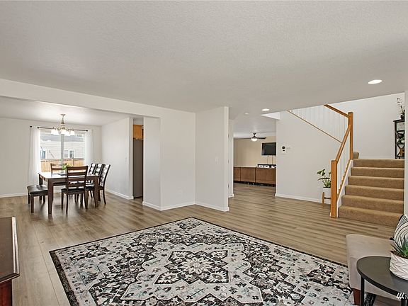 Open Space Living Room / Dining >