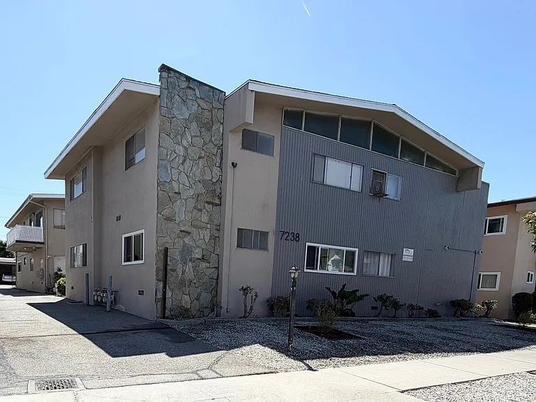 7238 - 7246 N Lotus Ave — Photo 15