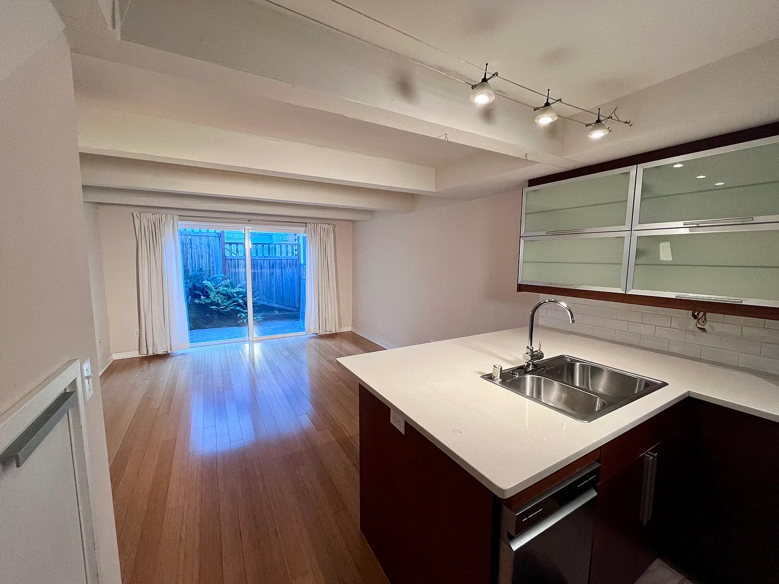 2 bed, 900 sqft, $3,350 — Photo 2