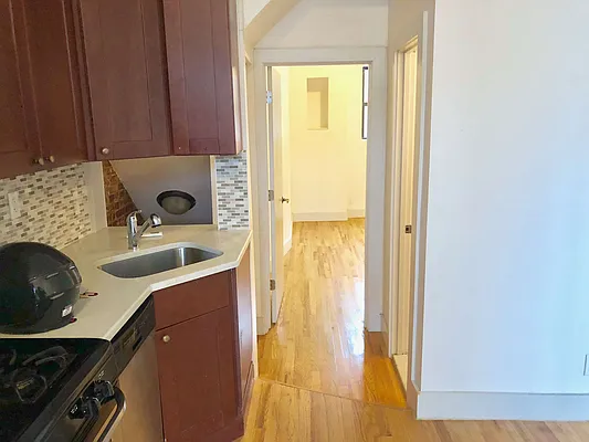 Rented by Premier Metro Realty Corp | media 19